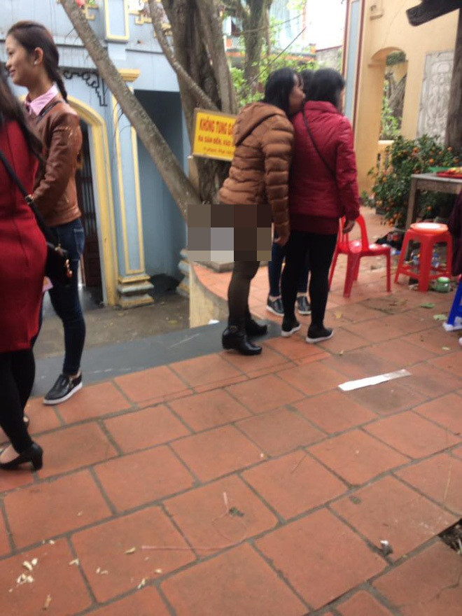 Không chỉ cô gái trẻ, thậm chí còn có những người ở lứa tuổi trung niên vẫn chọn bộ cánh không hề phù hợp khi đến dâng hương ở cửa chùa dịp đầu năm mới. Ảnh sưu tầm Facebook.