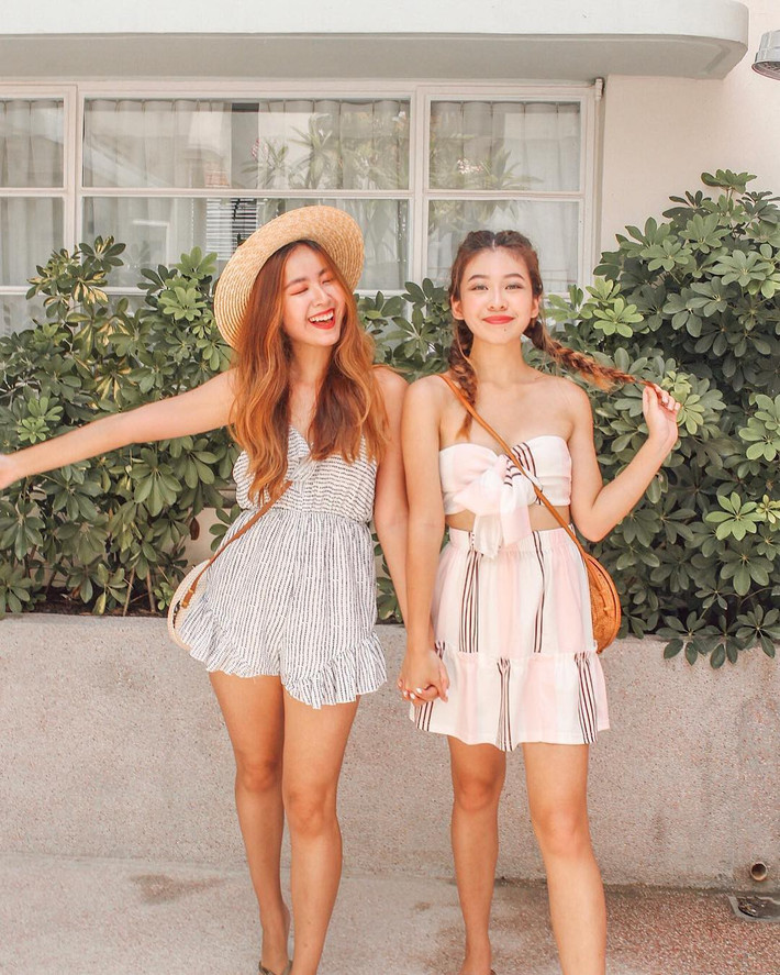 @lindsayvoitton hay @eileenmak là hai tài khoản Instagram cực hot trong thời gian qua với những tín đồ mê thời trang. Nhưng ít ai biết rằng, họ là cặp chị em Singapore cực nổi tiếng với phong cách ăn mặc chất lừ.