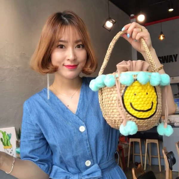 Mái tóc "gáo dừa", mắt ti hí nhưng điểm gây ấn tượng nhất chính là nụ cười vô tư, hồn nhiên và vô cùng đáng yêu là đặc sản giúp bé Hye Ju nổi tiếng trên mạng xã hội.