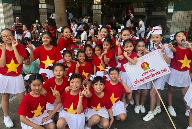 "Tinh thần thi đấu của các cầu thủ đã khiến mọi người ngưỡng mộ. Họ thi đấu hết mình vì màu cờ sắc áo, tạo nên cơn địa chấn tại giải lần này. Cô trò chúng tôi mong muốn gửi hình ảnh này, như một lời cổ vũ đội tuyển thi đấu tốt trong trận chung kết", Hiệu trưởng trường Tiểu học Nguyễn Văn Trỗi Phạm Thúy Hà chia sẻ.