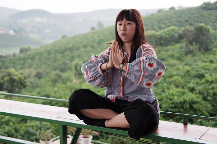 "Xấu, điên, tưng tửng nhưng duyên" là câu nói ngắn gọn nhất để mô tả về Trang Hý. Thậm chí, có nhiều người còn nhận xét rằng chỉ cần nhìn mặt cô bạn này thôi là cũng đủ để họ phải bật cười chứ chưa nói đến nghe giọng nói.