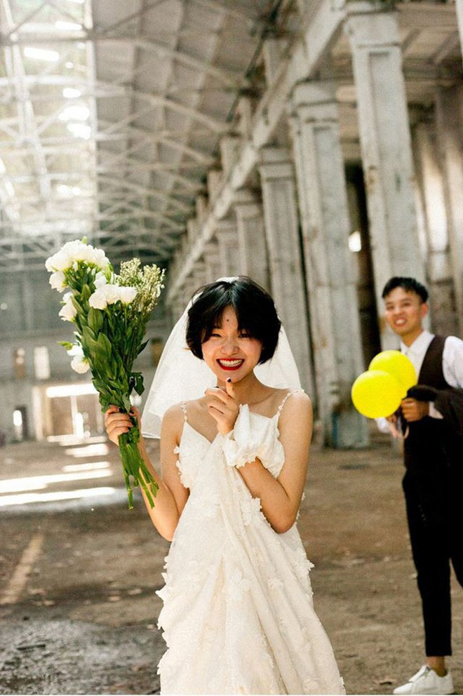 Nếu chú ý, cô dâu trên cánh tay có một hình xăm, mặc váy trắng hai dây dáng dài nhưng liên tục kéo váy lên để khoe đôi giày thể thao trắng cực chất, cũng là giày đôi với chú rể.