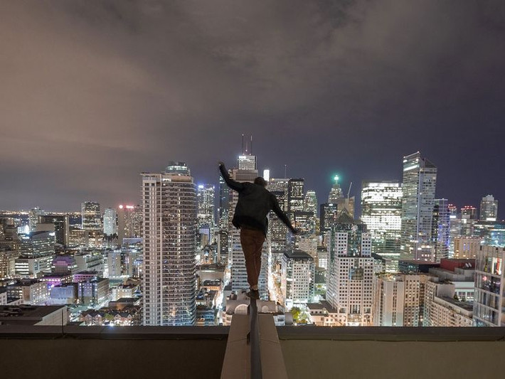 Tiếp lời nickname Tuấn Hàn bày tỏ: "Trên cao không khí loãng, đầu óc kém hoạt động. Nhờ có chuyện gì xảy ra có phải tan xương nát thịt không? Đúng là cho ăn, cho học mà chẳng được cái tác dụng gì ngoài việc nghịch ngu".