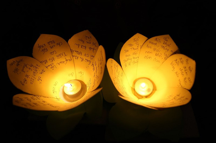 Bạn Như Quỳnh (quận Bình Thạnh) chia sẻ: "Đây là lần thứ hai đến chùa tham gia thả hoa đăng, cũng như năm trước mình vẫn cầu mong cho gia đình bình an, công việc của bản thân luôn suôn sẻ, tốt đẹp".