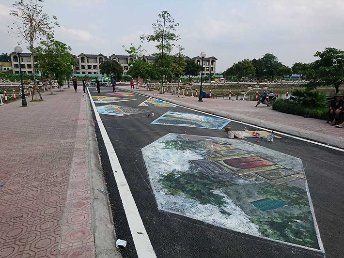 Ngoài mục đích phục vụ du khách, người dân đi bộ, theo ban tổ chức, phố đi bộ này còn được bài trí 15 gian hàng mô phỏng phong cách nhà cổ, đặc trưng cho lối kiến trúc phố cổ Hà Nội, Hội An.