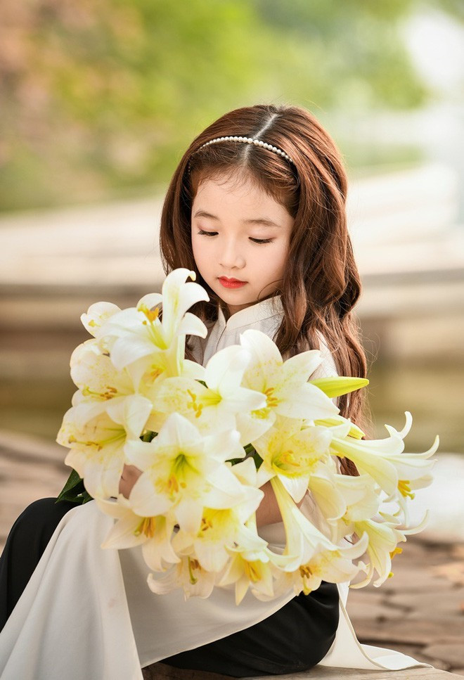 Sau khi bộ ảnh của bé gái Hà Nội bên hoa loa kèn được đăng tải, lên trong một hội nhóm đã khiến cư dân mạng cực kỳ thích thú, không tiếc lời khen ngợi vẻ đẹp mong manh mà cô bé Hà Vy sở hữu.