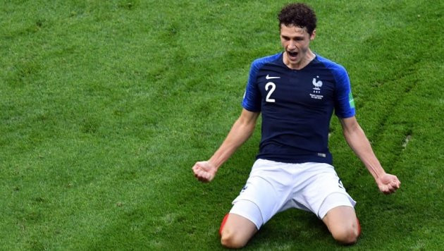 Barca tỏ ra vô cùng quan tâm đến ngôi sao mới nổi của VfB Stuttgart và cũng là nhà vô địch World Cup cùng ĐT Pháp, Benjamin Pavard.