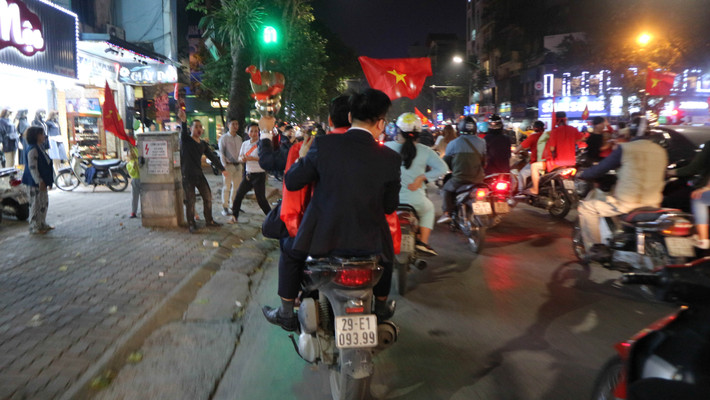 Một chiếc cúp đã được hai nhân viên văn phòng tại Hà Nội mang ra đường ăn mừng.