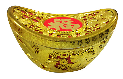 Bên cạnh chun vàng, cuộc chỉ vàng, nhiều bạn trẻ còn đầu tư hơn đã tậu hẳn thỏi vàng bằng nhựa để bày bàn thờ ngày Tết.