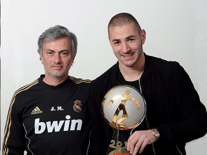 Karim Benzema đã đánh tiếng với Chủ tịch Florentino Perez về việc rời Real Madrid ngay mùa Hè này để theo người thầy cũ Mourinho.