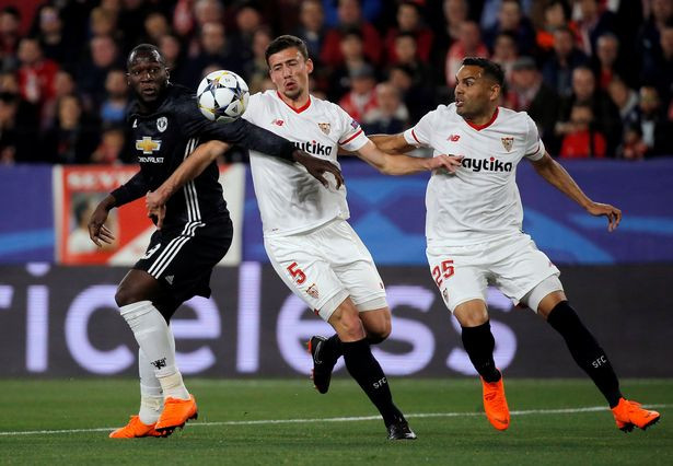 Chuyển nhượng cầu thủ từ AS, lãnh đạo Barca sẵn sàng dốc két để chiêu mộ Lenglet của Sevilla thay Umtiti. Ảnh: AS