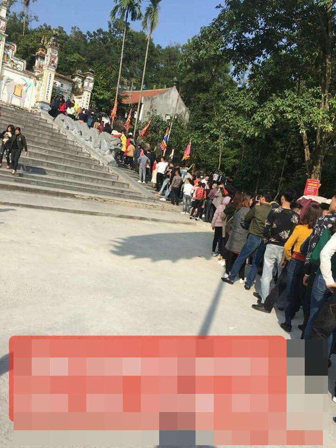 Dù đã tới được đích là các ngôi đền, chùa nhưng các bạn trẻ cũng không thể nhanh chóng vào lễ bái bởi dòng người tới trước mình cũng đông chẳng kém.