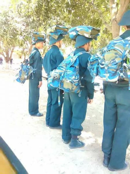 Hình phạt đứng giữa trời nắng còn được chuyển thể bá đạo hơn bằng cách đội chăn gối lên đầu và đứng nghiêm để chúng không rơi xuống đất.