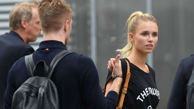 Cô bạn gái Scarlett Gartmann cũng ra sân bay để đón và an ủi bạn trai Marco Reus.