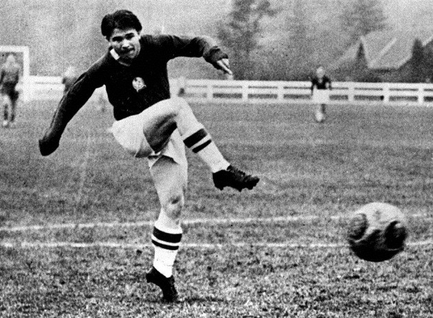 Puskas là tiền đạo xuất chúng của ĐT Hungary trong những năm 50 của thế kỉ trước. Từ tháng 5/1950 đến tháng 2/1956, Puskas thi đấu cho Hungary tổng cộng 6 năm và chỉ thua đúng 1 trận. Đáng tiếc, đó là thất bại trước Tây Đức ở World Cup 1956.