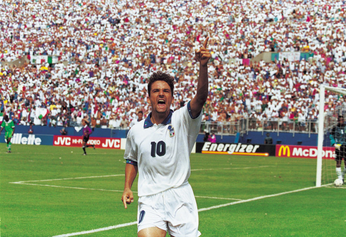 Baggio là chân sút cự phách mà bóng đá Italia từng sản sinh trong hai thập kỉ qua. Có điều, cú sút phạt đền lên trời của số 10 này tại trận Chung kết World Cup 1994 trước Brazil đã khiến anh trở thành tội đồ trong mắt các Tifosi.