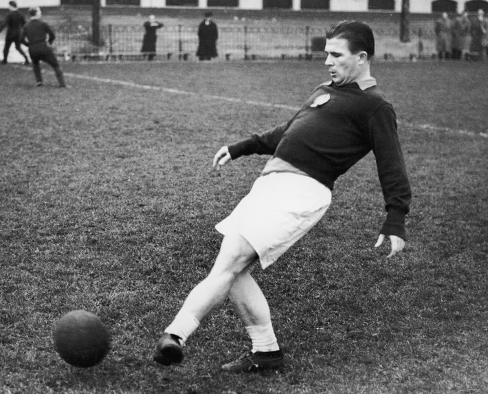 Sau biến cố chính trị trong 1956, Puskas phải sống lưu vong tại Tây Ban Nha. Tại đây, Chủ tịch Santiago Bernabeu đã cưu mang ông. Puskas một lần nữa lại tham dự các kỳ World Cup nhưng trong màu áo Tây Ban Nha.