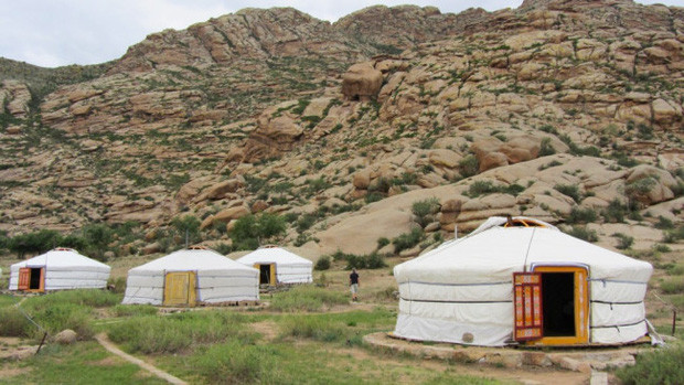 "Thảo nguyên Mông Cổ của Việt Nam" nằm cách thành phố Phan Rang khoảng 30km. Địa hình đặc trưng của nơi đây chính là những triền cát rộng mênh mông, đầy nắng và gió như một tiểu sa mạc. Đi qua "sa mạc cát" này là bãi biển nước trong veo, xanh ngắt màu trời với những núi đá nhấp nhô xung quanh. Những chiếc lều to lớn, đặc trưng của vùng thảo nguyên sẽ khiến các bạn trẻ thêm phần thích thú với nơi đây.