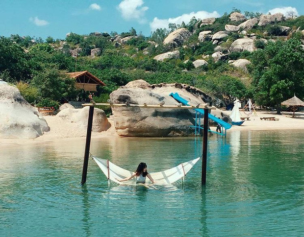 Chẳng ai đi Tứ Bình về mà không mê mẩn vẻ đẹp hoang sơ đầy quyến rũ ấy, từ những cung đường ven biển đẹp nao lòng cho tới những bãi cát trắng mịn, nước biển xanh trong vắt. Thậm chí, ai ai sau khi đi Tứ Bình về cũng gật đầu đồng ý rằng "đúng chuẩn Maldives tại Việt Nam rồi!".