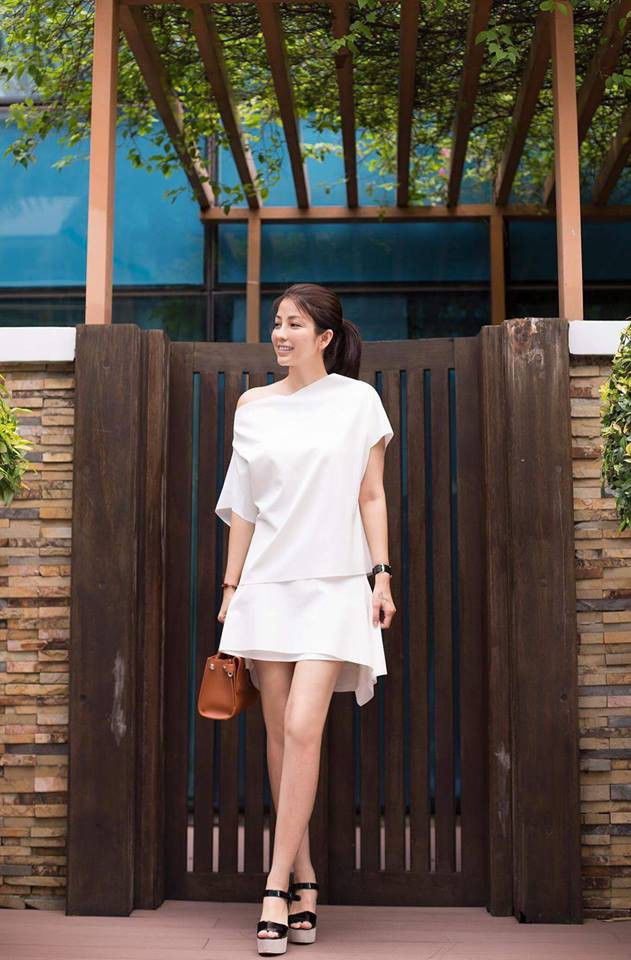 Sở hữu gần 70.000 lượt theo dõi trên MXH, bà mẹ U50 Hà thành - Kim Thoa là hình mẫu lý tưởng của rất nhiều chị em, nhất là team bỉm sữa, bởi nhan sắc trẻ trung đáng kinh ngạc, con ngoan ngoãn và sự nghiệp kinh doanh khởi sắc.