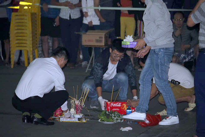 Theo hiện trường ghi lại khoảng 20h30 ngày 18/10 tại sân chơi giữa 2 tòa HH1 và HH2 thuộc khu chung cư HH Linh Đàm (Hoàng Mai, Hà Nội), nhiều người dân bất ngờ nghe tiếng động lớn sau đó đã bàng hoàng phát hiện thi thể một trẻ sơ sinh còn nguyên dây rốn dưới sân chung cư.