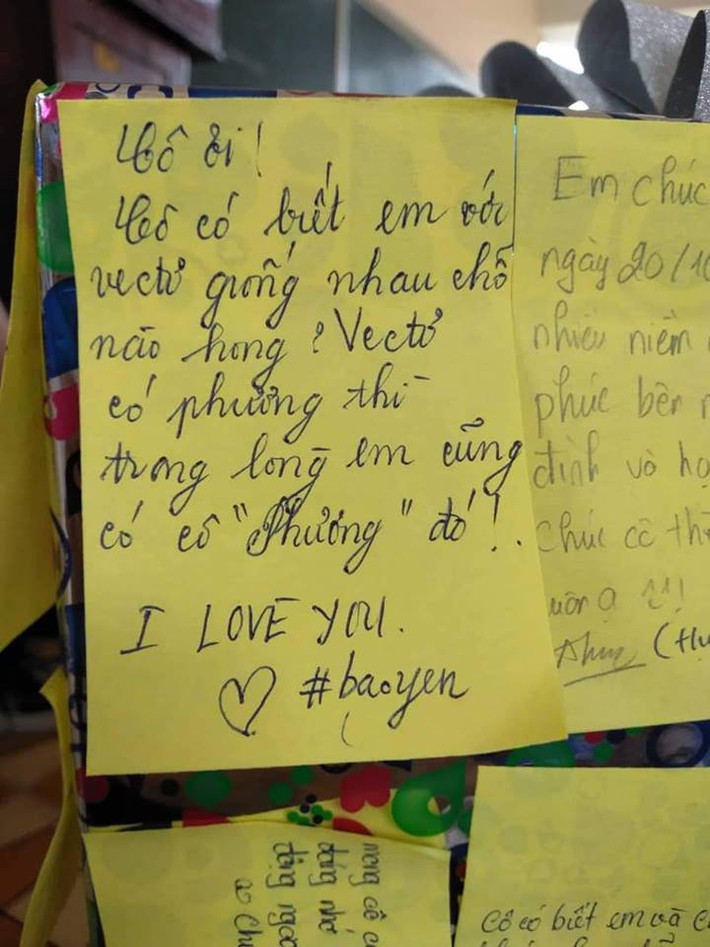 "Người giáo viên còn mong đợi gì hơn khi được học sinh thương yêu, quý mến. Chị mình là giáo viên nên thi thoảng cũng được mấy em học sinh "thả thính" kiểu này và mỗi lần đọc xong mình đều ôm bụng cười và thấy quá đáng yêu" nickname Bình An chia sẻ.