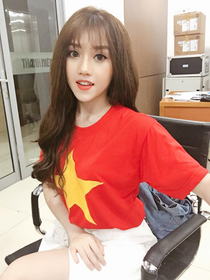 Chia sẻ về clip của mình, Thùy Dung cho biết: "Thường xuyên xem bóng đá và có tình yêu và niềm tin đặc biệt với các cầu thủ Việt Nam, nên mình đã thực hiện đoạn cover trên. Không ngờ lại được nhiều người chú ý đến thế. Mình chân thành cảm ơn tình cảm của mọi người và hy vọng với chút đóng góp ít ỏi của mình sẽ giúp các cầu thủ thêm tự tin, chiến đấu dù biết đối thủ rất mạnh".