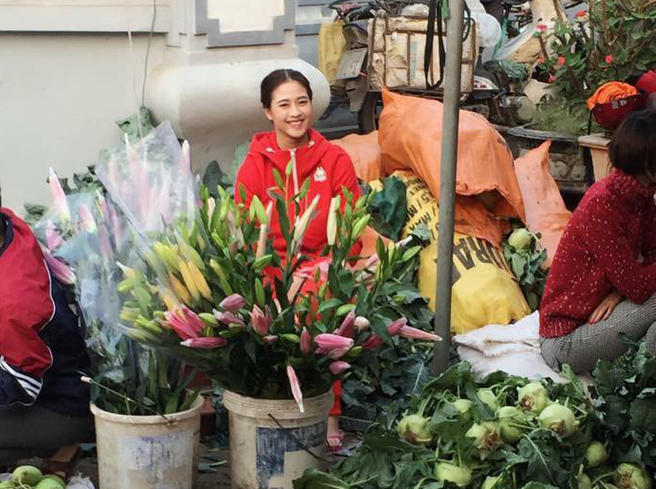 Thùy Linh tâm sự, ai ở tuổi của mình cũng thích bay nhảy và kiếm tiền thật nhanh, nhưng sau vài năm đi làm du lịch cô bạn nhận ra nghề này đúng là vui thật nhưng vất vả quá, phải đi lại nhiều.