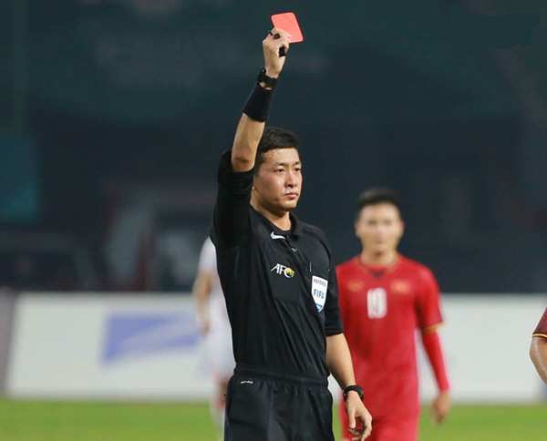 Tất nhiên, việc công tâm thôi chưa đủ, Trương Lôi còn là vị trọng tài này sở hữu ngoại hình rất điển trai. Vóc dáng cao, đôi mắt một mí đáng yêu cùng nét mặt cương nghị mỗi khi rút thẻ của trọng tài Trung Quốc làm fan nữ được phen rung rinh.