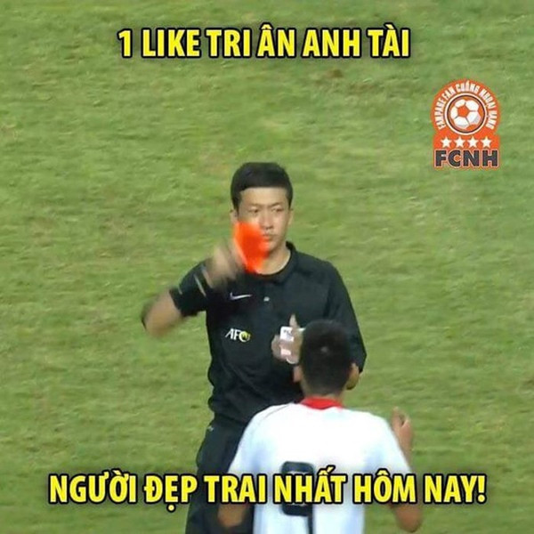 Chẳng phải bỗng nhiên mà cư dân mạng lại truy lùng danh tính của vị trọng tài này. Lý do đầu tiên phải kể đến là do sự công tâm và quyết đoán của trọng tài người Trung Quốc khi giữ vai trò là người "cầm còi" chính trận đấu loại trực tiếp có sự góp mặt của đội tuyển Olympic Việt Nam.