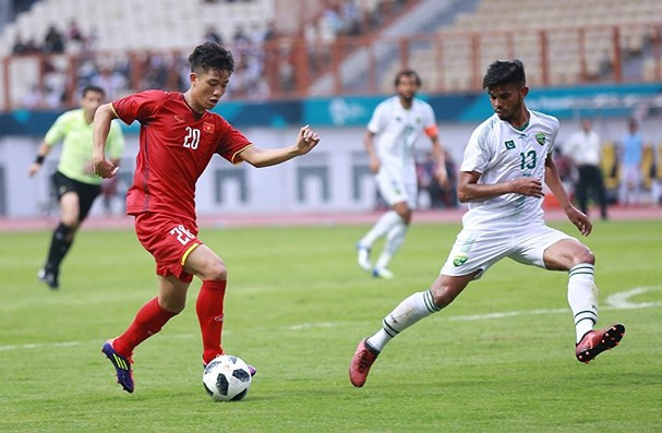 Nếu như Minh Vương tỏ ra hoàn toàn không phù hợp ở vi trí này, thì Văn Đức cũng chẳng khá hơn bởi anh không phải là mẫu cầu thủ giàu thể lực và sức bền.