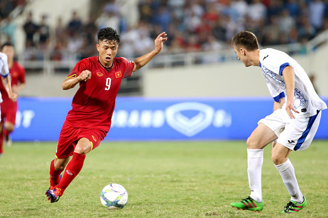Bên cạnh Minh Vương, trong những buổi tập trung đầu tiên trước thềm AFF Cup. HLV Park cũng đã xếp Văn Đức vào vị trí hậu vệ cánh phải.