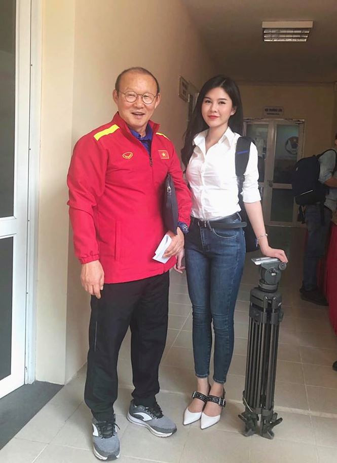 Mùa giải AFF Cup 2018 vừa qua, BTV Thu Hoài của đài K+ gây sốt mạng xã hội khi bức ảnh cô chụp cùng huấn luyện viên Park Hang-seo được lan truyền.