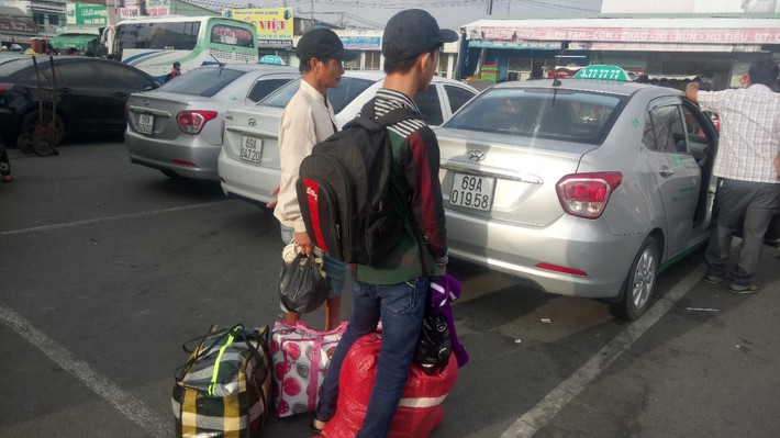 Một bạn thì khoe mẹ chất cho đầy 2 bao lớn để gồng gánh lên thành phố.