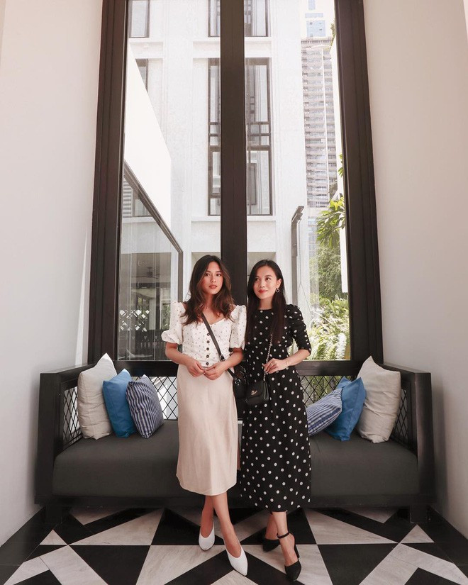 Mọi người bắt đầu biết đến cặp chị em Alexandra Hoang và Tsutsumi Hoang qua vai trò blogger thời trang và trang cá nhân của hai cô nàng này được không ít người ấn nút theo dõi và thường xuyên cập nhật thông tin.