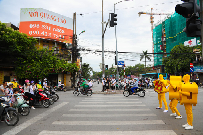 Thời gian qua, rất nhiều hình thức quảng cáo đã được các thương hiệu sản phẩm nghĩ để thu hút sự chú ý của nhiều người. Mới đây, người dân Hà Nội đã chứng kiến kiểu quảng cáo bất chấp khi những "sinh vật" ăn mặc kì lạ lao ra giữa đường tranh thủ những lúc các phương tiện dừng đèn đỏ.