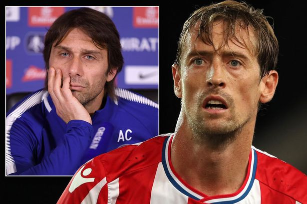 Theo Telegraph, Chelsea đang muốn sở hữu Peter Crouch bởi hàng công của họ khủng hoảng trầm trọng trong thời gian qua. Ảnh: Telegraph