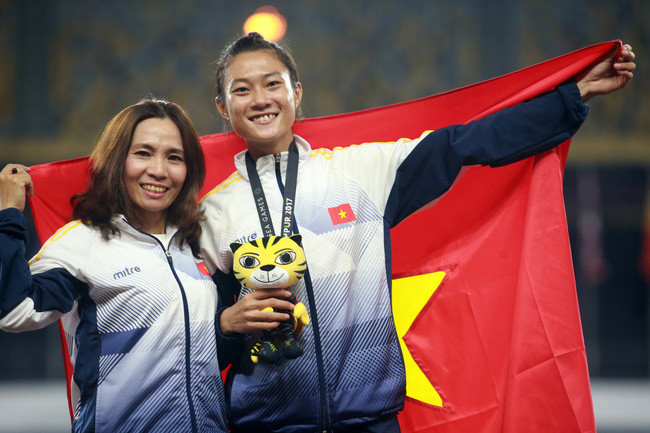 “Nữ hoàng tốc độ” Lê Tú Chinh thoải mái trước thời khắc xung trận ở ASIAD 2018: Điền kinh là môn thi đấu khắc nghiệt, quy tụ những VĐV hàng đầu châu lục và là môn thi cơ bản của Olympic nên các quốc gia đều đầu tư trọng điểm. Để tránh áp lực cho Tú Chinh, BHL đã không nặng nề phải giành huy chương. "Các lãnh đạo và BHL biết được điều đó nên vấn đề của tôi là cố gắng tập luyện và thi đấu đạt thành tích tốt nhất", Tú Chinh chia sẻ.