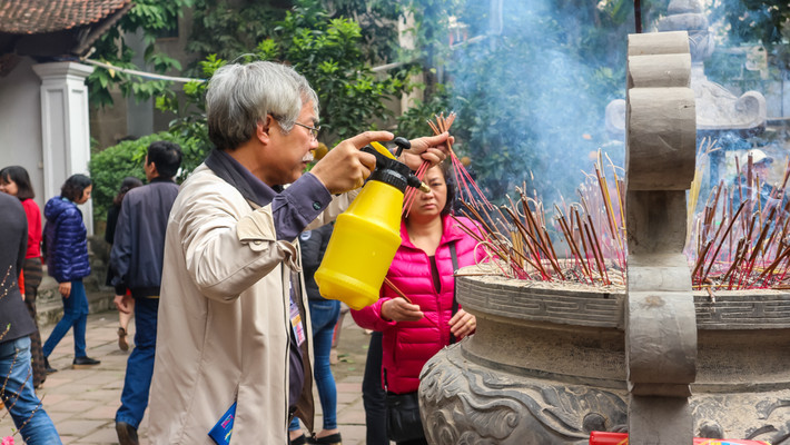 Người đến viếng chỉ được thắp hương ở ngoài sân và lượng hương cắm cũng được giảm thiểu hạn chế. BQL các chùa, đền đã liên tục rút hương và phun nước để giảm thiểu lượng khói.