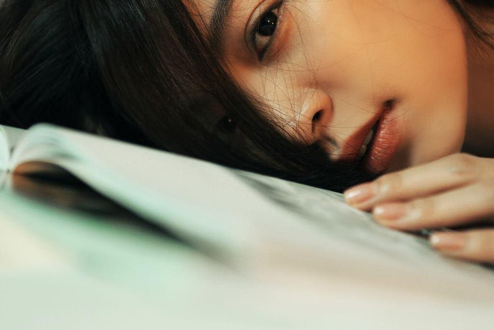 Những khuôn hình gợi cảm của Hoàng Thùy Linh được dân mạng khen hết lời.