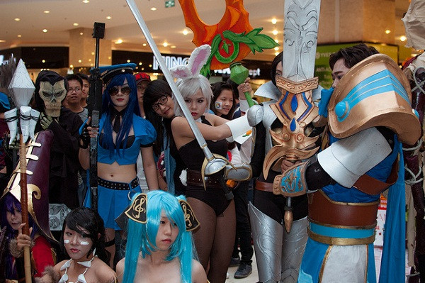 Cosplay là hình thức nghệ thuật Nhật Bản du nhập vào Việt Nam năm 2004. Từ những nhân vật vụng về đầu tiên, giờ đã có một cộng đồng cosplay cực lớn mạnh với nhiều màn hóa thân xuất sắc.