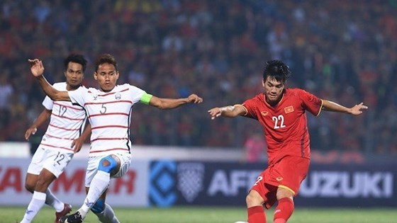 Với bàn thắng của Tiến Linh, Quang Hải và đặc biệt là Văn Đức, đội tuyển Việt Nam thắng Campuchia với tỷ số 3-0 và chính thức vượt qua vòng bảng mà không để thủng lưới bàn thua nào.