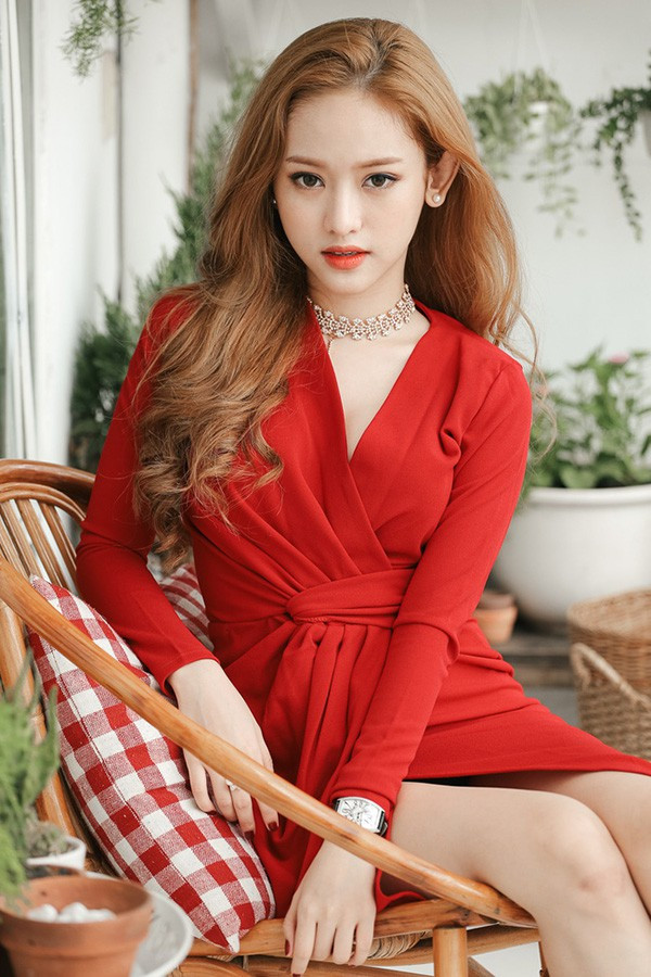 Thúy Vi là hot girl scandal của showbiz Việt với những thị phi ngay từ những ngày đầu xuất hiện. Từ việc là kẻ thứ 3 trong chuyện tình cảm của thiếu gia Phan Thành và Midu cho đến việc tuyên bố sẽ "phá giá" Ngọc Trinh trong tương lai gần.