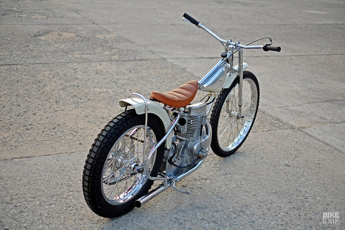 Chiếc xe đua Jawa gốc chỉ có một số và hoàn toàn không phanh. Động cơ ban đầu dung tích 500 cc có thể quay hơn 11.000 vòng/phút và chạy bằng nhiên liệu metal với tỉ số nén 16:1 cho xe công suất hơn 80 mã lực. Xe có thể chạy đường trường với vận tốc 177 km/h.