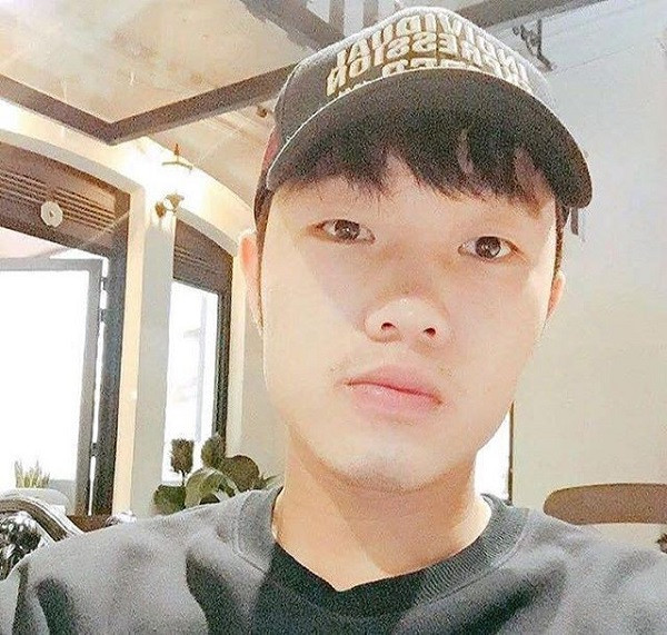 Đội trưởng U23 Việt Nam, Lương Xuân Trường sau khi ăn Tết cùng gia đình đã quay trở lại trung tâm huấn luyện Hàm Rồng của CLB Hoàng Anh Gia Lai để chuyển bị cho mùa giải V.League sắp khởi tranh. Anh chàng này đã đăng tải trên trang cá nhân của mình bức ảnh khiến fan nữ phải "ôm tim" khi công bố với mọi người: "Mắt đây nhé!"
