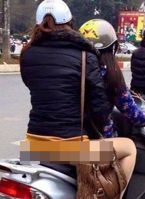 Mạng xã hội nhiều lần xôn xao vì những trường hợp mặc quần tất, skinny, vô tư kết hợp cùng các kiểu áo dáng ngắn lộ gần hết vòng 3 và những vị trí nhạy cảm trên cơ thể.