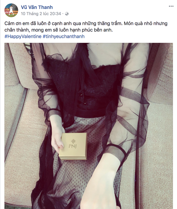 Hậu vệ Vũ Văn Thanh U23 Việt Nam đã sớm công khai món quà Valentine (lễ tình nhân 14/2) cho bạn gái Phùng Thị Bảo Trân. Điều này khiến cho các fan nữ hâm mộ cầu thủ người Hải Dương "phát hờn".