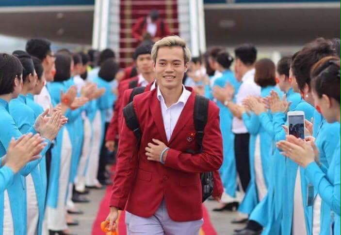 Hình ảnh của đội tuyển U23 Việt Nam đã đến được tay dân mạng và họ cảm thấy vô cùng hứng khởi khi nhìn thấy những "người hùng" của mình về nước và đặc biệt vô cùng đẹp trai.