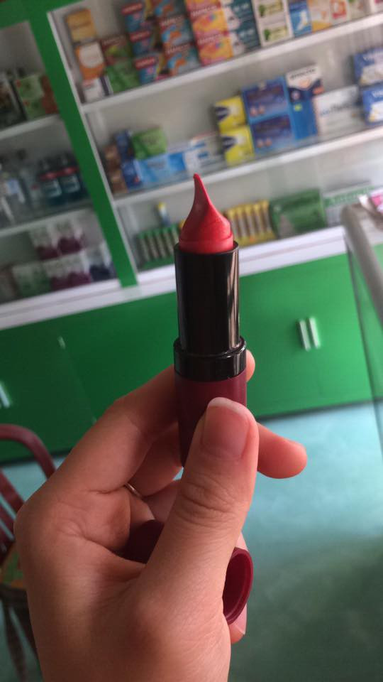 Như được gãi đúng chỗ ngứa, ngoài việc gửi tới bài viết hàng loạt lượt thích thì dưới phần bình luận chị em đua nhau gửi về hình ảnh những cây son của mình để khoe môi khéo với đủ loại kiểu dáng, hình thù khác nhau.
