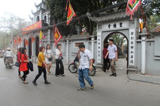 Chùa Hà (Cầu Giấy - Hà Nội) được biết đến là chốn linh thiêng để cầu duyên. Chính vì vậy, trong những ngày đầu năm mới giới trẻ ở khắp mọi nơi đều tìm đến đây để cầu và mong chuyện tình duyên được thuận lợi, hạnh phúc.